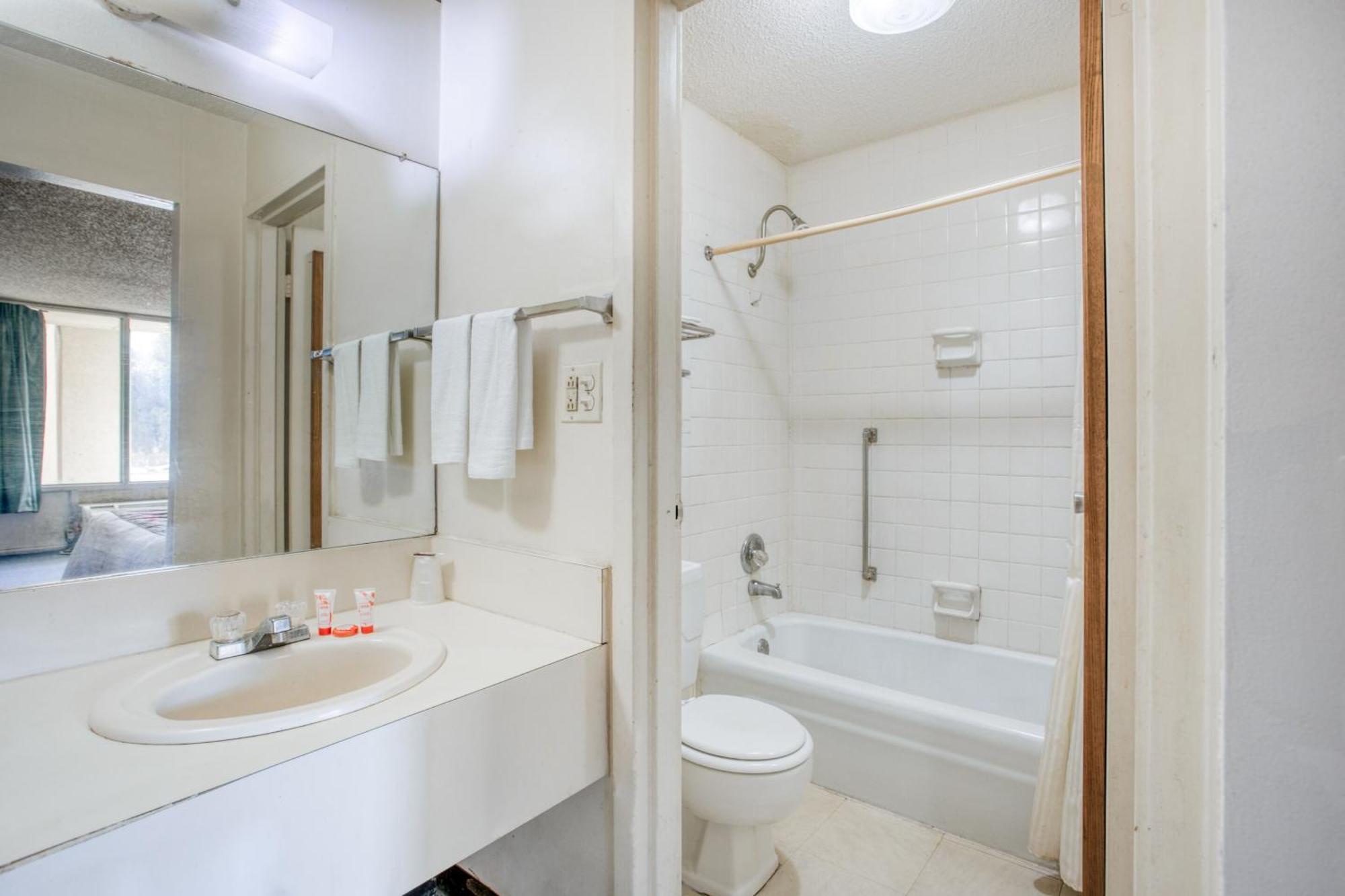 Oyo Hotel Petersburg Va - Templeton Экстерьер фото